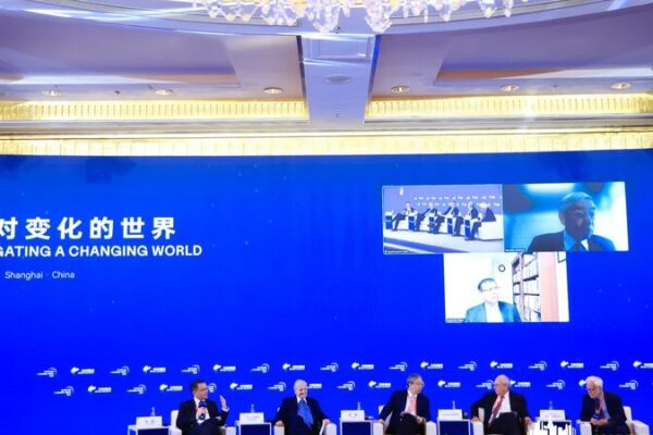 Exbanqueros centrales globales comparten perspectivas en la cumbre de Shanghái 🎓💰 Exbanqueros_centrales_globales_comparten_perspectivas_en_la_cumbre_de_Shangha_i___