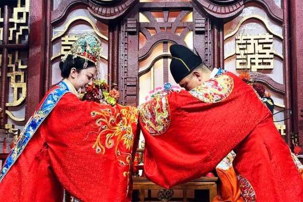 Experimenta bodas chinas tradicionales en el pueblo Suzhuang de Shanxi Experimenta_bodas_chinas_tradicionales_en_el_pueblo_Suzhuang_de_Shanxi video poster