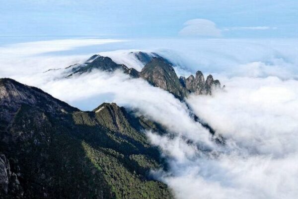 ¡Experimenta el encantador Mar de Nubes en el Monte Yingpan! 🌫️⛰️ _Experimenta_el_encantador_Mar_de_Nubes_en_el_Monte_Yingpan______