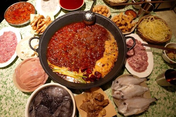 ¡Experimenta el imperdible hot pot de Chengdu: una aventura llena de sabor! _Experimenta_el_imperdible_hot_pot_de_Chengdu__una_aventura_llena_de_sabor_ video poster