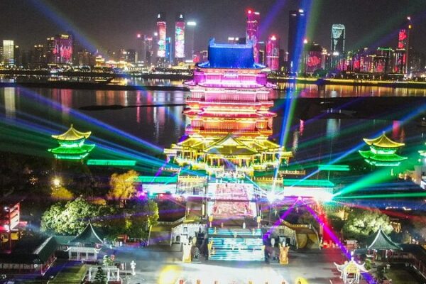 Experimenta_la_Espectacular_Vista_Nocturna_del_Pabello_n_del_Pri_ncipe_Teng_en_Nanchang video poster