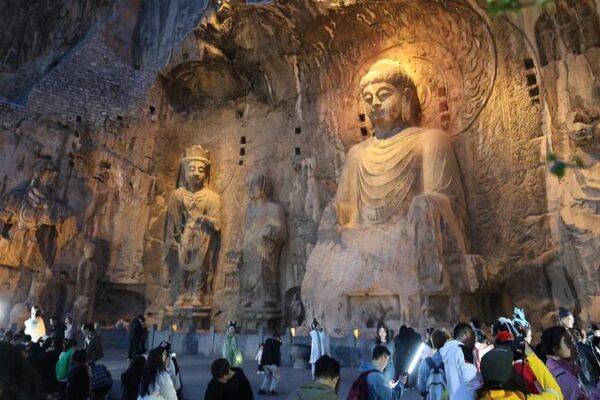 Experimenta la Magia: Las Grutas de Longmen Iluminan la Noche para los Tours de Marzo 🌟 Experimenta_la_Magia__Las_Grutas_de_Longmen_Iluminan_la_Noche_para_los_Tours_de_Marzo__
