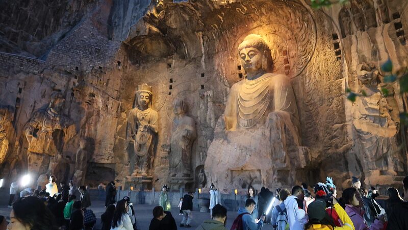 Experimenta_la_Magia__Las_Grutas_de_Longmen_Iluminan_la_Noche_para_los_Tours_de_Marzo__