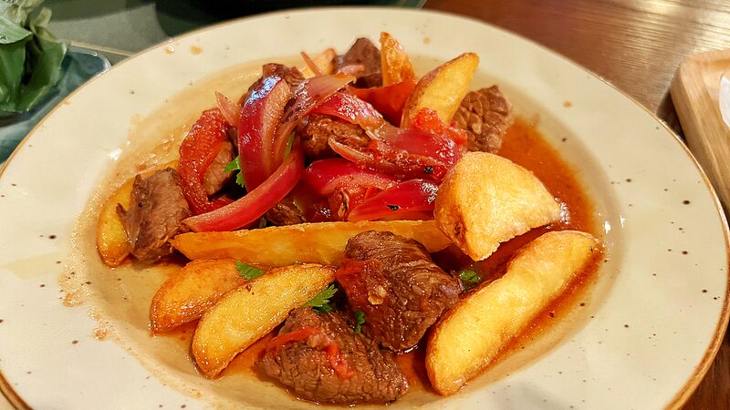Experimenta_la_aute_ntica_cocina_peruana_en_el_vibrante_distrito_de_Sanlitun_en_Peki_n