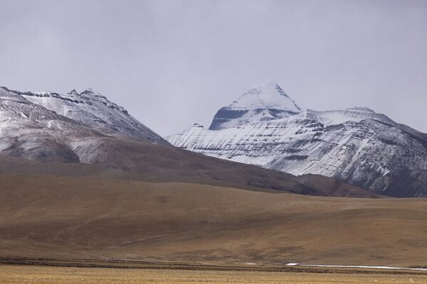 Experimenta_la_esple_ndida_belleza_invernal_del_Monte_Kailash_en_Xizang__China video poster
