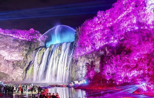 Experimenta_la_magia_de_la_Cascada_de_Huangguoshu_por_la_noche__