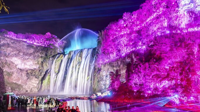 Experimenta_la_magia_de_la_Cascada_de_Huangguoshu_por_la_noche__