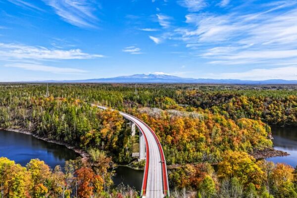 Experimenta_la_magia_de_la_montan_a_Changbai__vistas_panora_micas_y_cascadas_impresionantes