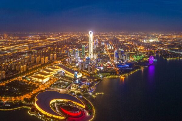 Experimenta_la_magia_del_paisaje_nocturno_de_Suzhou__el_vibrante_centro_econo_mico_de_China video poster