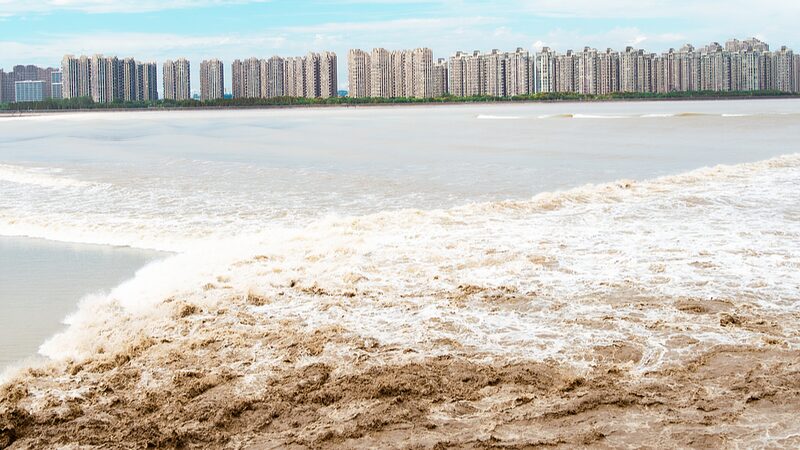 _Experimenta_las_majestuosas_mareas_del_ri_o_Qiantang_como_nunca_antes___ video poster