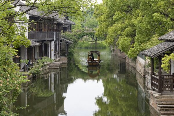 Explora el Encanto Antiguo de Puyuan: La Capital de la Ropa de Punto en China Revela un Resort de Moda Explora_el_Encanto_Antiguo_de_Puyuan__La_Capital_de_la_Ropa_de_Punto_en_China_Revela_un_Resort_de_Moda video poster