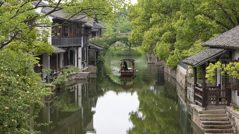 Explora_el_Encanto_Antiguo_de_Puyuan__La_Capital_de_la_Ropa_de_Punto_en_China_Revela_un_Resort_de_Moda video poster