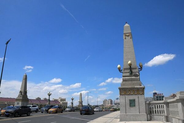 Explora_el_Puente_Jihong_de_Harbin__Donde_la_Historia_se_Encuentra_con_el_Encanto_Europeo__