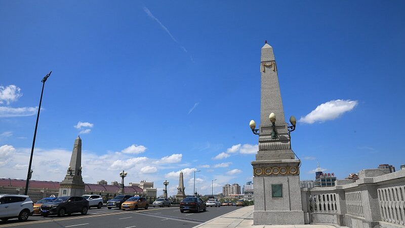 Explora_el_Puente_Jihong_de_Harbin__Donde_la_Historia_se_Encuentra_con_el_Encanto_Europeo__