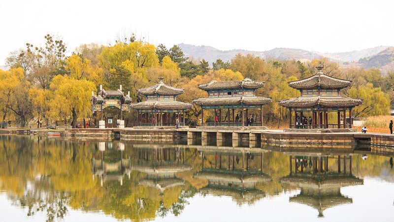 Explora_el_retiro_real_de_Chengde__un_viaje_por_el_jardi_n_imperial_ma_s_grande_de_China video poster