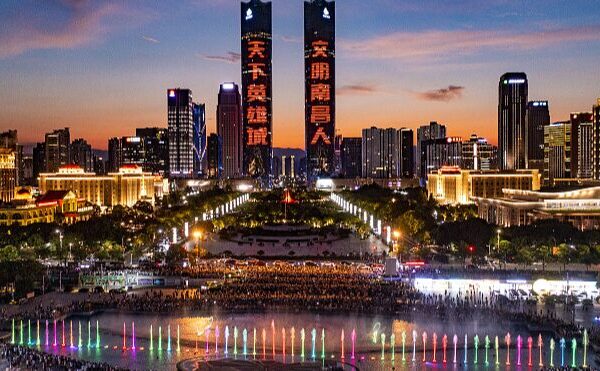 Explora_la_Plaza_Qiushui__El_Espectacular_Show_de_Fuentes_de_Asia_en_Nanchang___ video poster