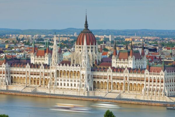 Explora los mejores lugares de Budapest: ¡No te pierdas el Parlamento Húngaro! 🏛️ Explora_los_mejores_lugares_de_Budapest___No_te_pierdas_el_Parlamento_Hu_ngaro____