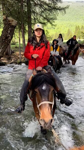 Explorando_Kanas__Aventura_de_Paseo_a_Caballo_en_las_Tierras_Salvajes_de_Xinjiang___ video poster