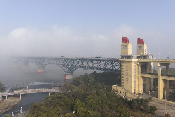 Explorando_el_Puente_del_Ri_o_Yangtse__de_Nanjing_en_China__Una_Maravilla_de_la_Ingenieri_a video poster