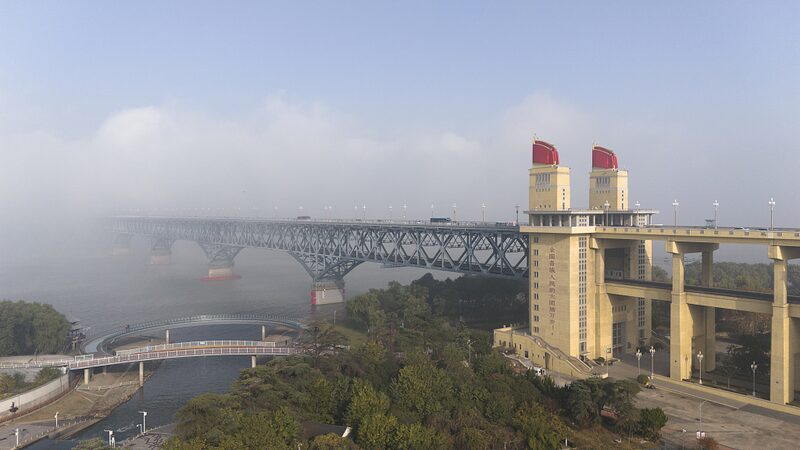 Explorando_el_Puente_del_Ri_o_Yangtse__de_Nanjing_en_China__Una_Maravilla_de_la_Ingenieri_a video poster