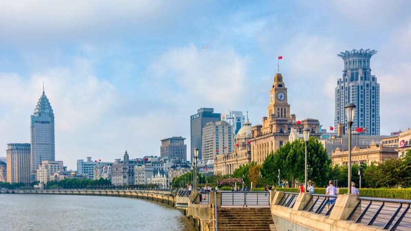Explorando_el_glamoroso_ri_o_Huangpu_de_Shangha_i__Donde_se_encuentran_turistas_y_equipos_de_filmacio_n