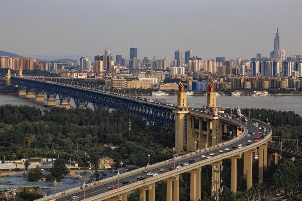 Explorando el icónico Puente del Río Yangtsé en Nanjing: La maravilla de ingeniería de China 🌉 Explorando_el_ico_nico_Puente_del_Ri_o_Yangtse__en_Nanjing__La_maravilla_de_ingenieri_a_de_China__ video poster