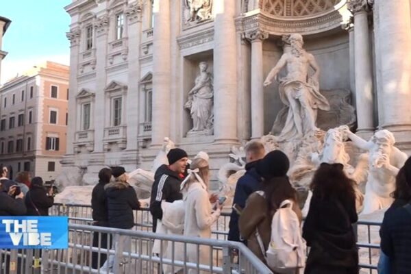 _Explorando_la_Fontana_de_Trevi_en_Roma_como_nunca_antes____ video poster