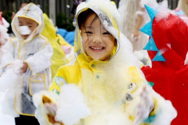 Explosio_n_de_Burbujas___Jardi_n_de_Nin_os_Chino_Celebra_el_Di_a_del_Nin_o_con_Diversio_n_Jabonosa___