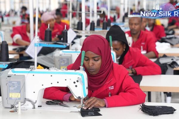 Fábrica de Calzado China en Etiopía Crea 8,000 Empleos y Busca Expansión en África Oriental Fa_brica_de_Calzado_China_en_Etiopi_a_Crea_8_000_Empleos_y_Busca_Expansio_n_en_A_frica_Oriental video poster