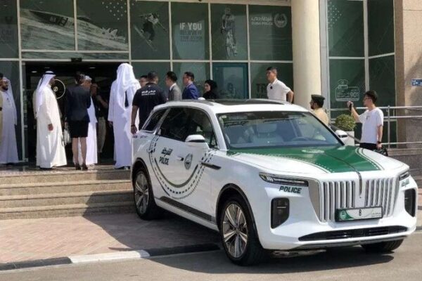 Fabricantes_de_vehi_culos_ele_ctricos_chinos_electrifican_los_EAU__Hongqi_y_BYD_lideran_la_carga