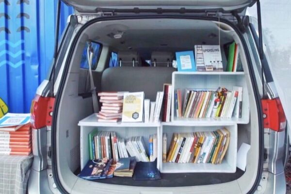 Familia viaja por China en un auto lleno de libros, compartiendo conocimiento Familia_viaja_por_China_en_un_auto_lleno_de_libros__compartiendo_conocimiento video poster