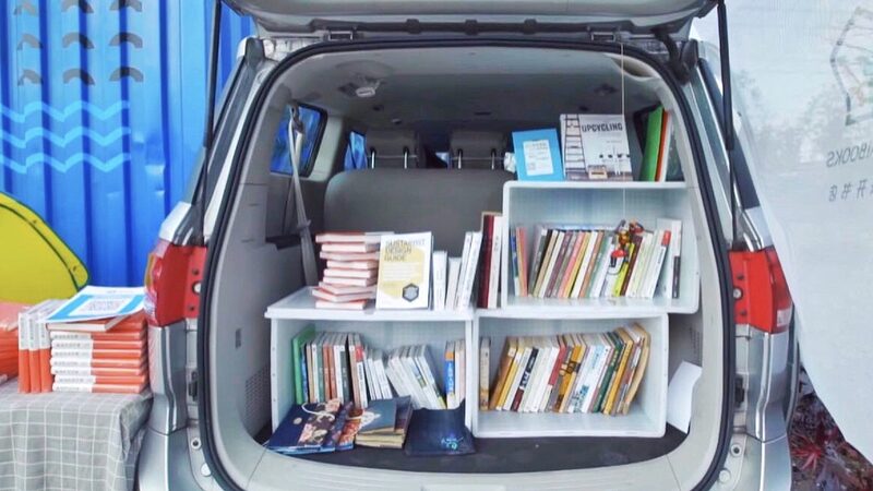 Familia_viaja_por_China_en_un_auto_lleno_de_libros__compartiendo_conocimiento video poster