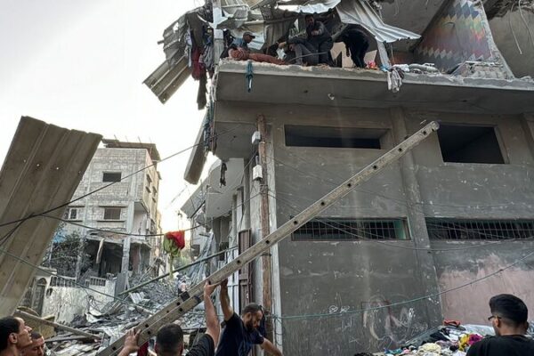 Familias_huyen_mientras_fuerzas_israeli_es_avanzan_ma_s_en_Gaza