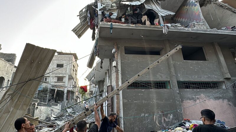 Familias_huyen_mientras_fuerzas_israeli_es_avanzan_ma_s_en_Gaza