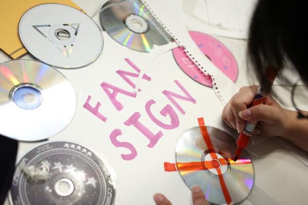 Fans_de_K_Pop_critican_desechos_pla_sticos_de_CDs_en_medio_de_pla_ticas_de_Corea_del_Sur_sobre_contaminacio_n___