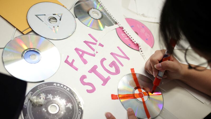 Fans_de_K_Pop_critican_desechos_pla_sticos_de_CDs_en_medio_de_pla_ticas_de_Corea_del_Sur_sobre_contaminacio_n___