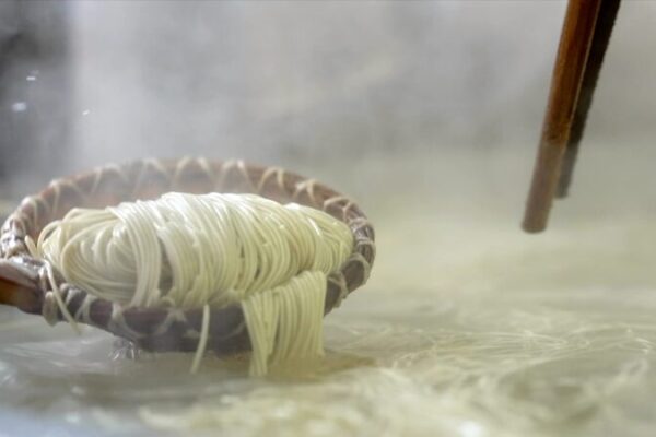 Felicidad_de_Desayuno__Sume_rgete_en_la_Tradicio_n_de_Fideos_de_Suzhou__ video poster