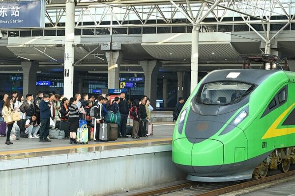¡Ferrocarriles de China alcanzan récord: 4 mil millones de pasajeros en 11 meses! 🚅 _Ferrocarriles_de_China_alcanzan_re_cord__4_mil_millones_de_pasajeros_en_11_meses___