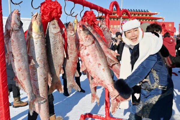 Festival Épico de Pesca de Invierno en el Lago Chagan: Tradiciones Antiguas y Emociones Modernas Festival_E_pico_de_Pesca_de_Invierno_en_el_Lago_Chagan__Tradiciones_Antiguas_y_Emociones_Modernas