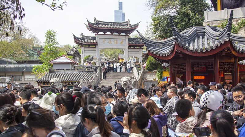 Festival_Qingming__Honrando_Ancestros_y_Disfrutando_la_Primavera_en_China__