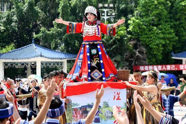 Festival Zhuzhu: Celebrando la Cultura Yao con Ballestas y Trompos 🎉 Festival_Zhuzhu__Celebrando_la_Cultura_Yao_con_Ballestas_y_Trompos__