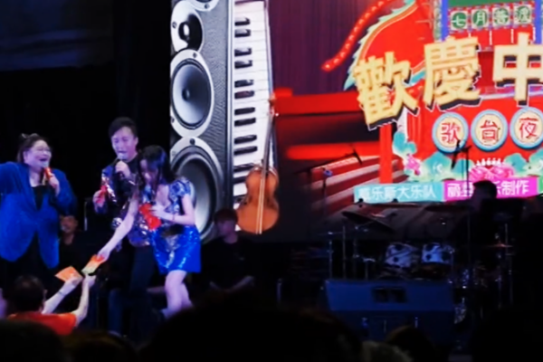 Festival_del_Fantasma_Hambriento__Mu_sica__Danza_y_Comedia_Iluminan_las_Calles_de_Singapur video poster
