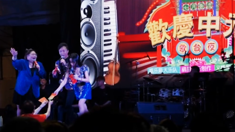 Festival_del_Fantasma_Hambriento__Mu_sica__Danza_y_Comedia_Iluminan_las_Calles_de_Singapur video poster