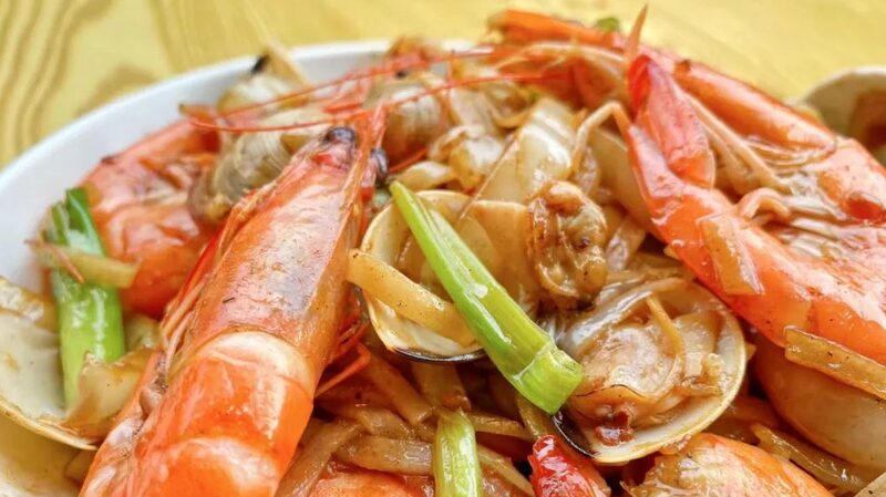 Fideos_de_Arroz_Fritos_con_Mariscos__La_Delicia_Imperdible_de_Hainan