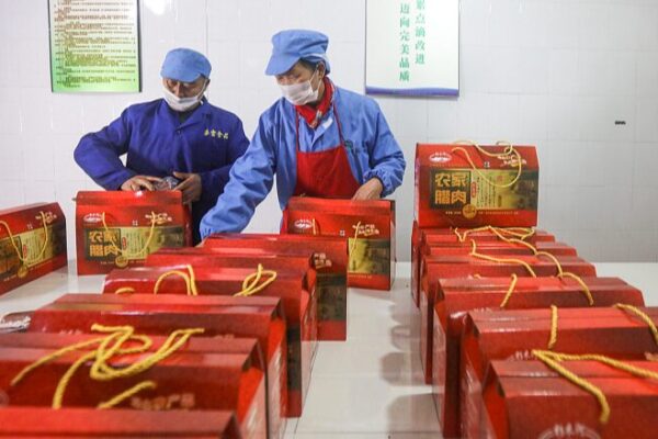 Fiebre_Festiva_en_Guizhou__Mercados_Rebosantes_de_Delicias_para_el_An_o_Nuevo