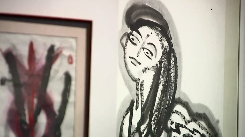 Filo_sofo_france_s_da_vida_al_arte_de_tinta_china_en_una_exposicio_n_en_Shangha_i video poster