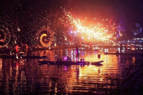 Flores de Hierro Fundido Iluminan el Lago de Jiangsu en una Antigua Tradición China Flores_de_Hierro_Fundido_Iluminan_el_Lago_de_Jiangsu_en_una_Antigua_Tradicio_n_China