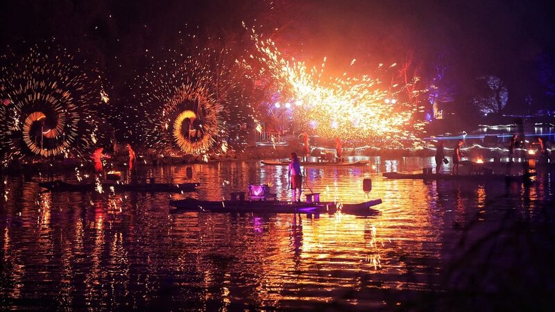 Flores_de_Hierro_Fundido_Iluminan_el_Lago_de_Jiangsu_en_una_Antigua_Tradicio_n_China
