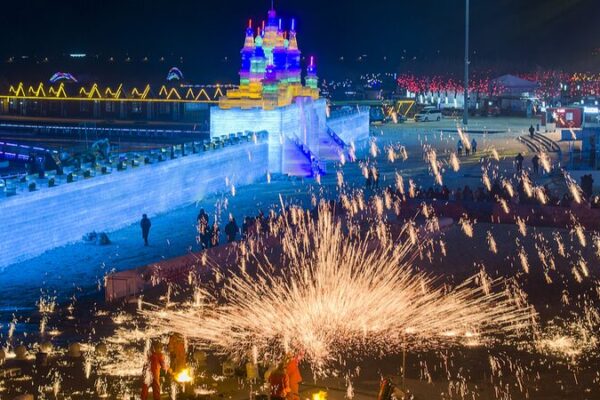 Fuegos_artificiales_de_hierro_fundido_iluminan_las_noches_de_invierno_en_el_lago_Wolong