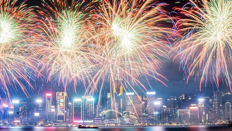 Fuegos_artificiales_iluminan_el_puerto_Victoria_de_Hong_Kong_en_especta_culo_de_An_o_Nuevo_Lunar